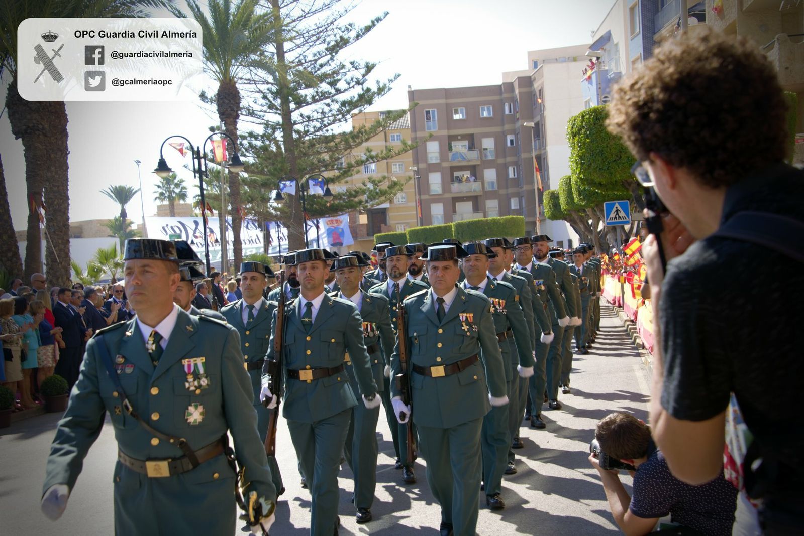 Desfile de la Guardia Civil el año pasado en Roquetas de Mar.