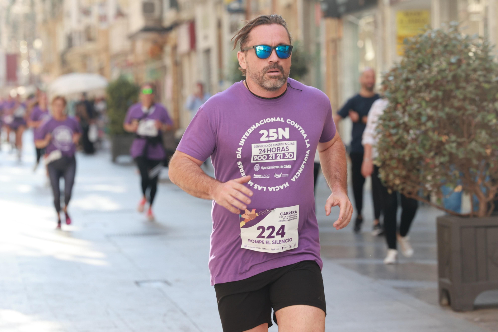 Todas las imágenes de la carrera contra la violencia de género en Cádiz