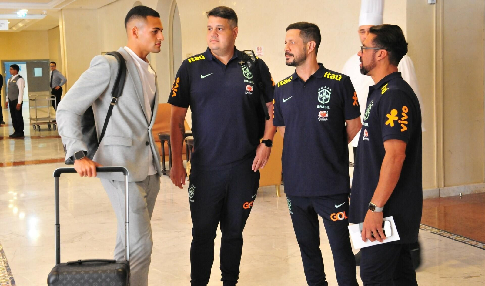 Kaiky junto a miembros del staff técnico de Brasil sub-23