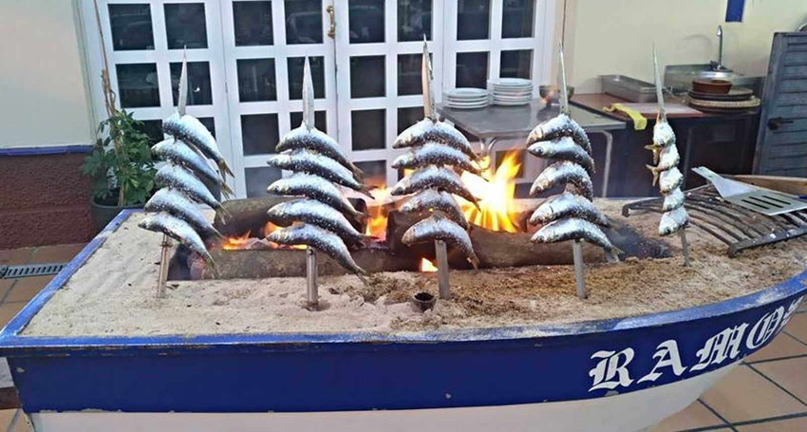 El arte del espeto, un reclamo turístico en todo el litoral andaluz.