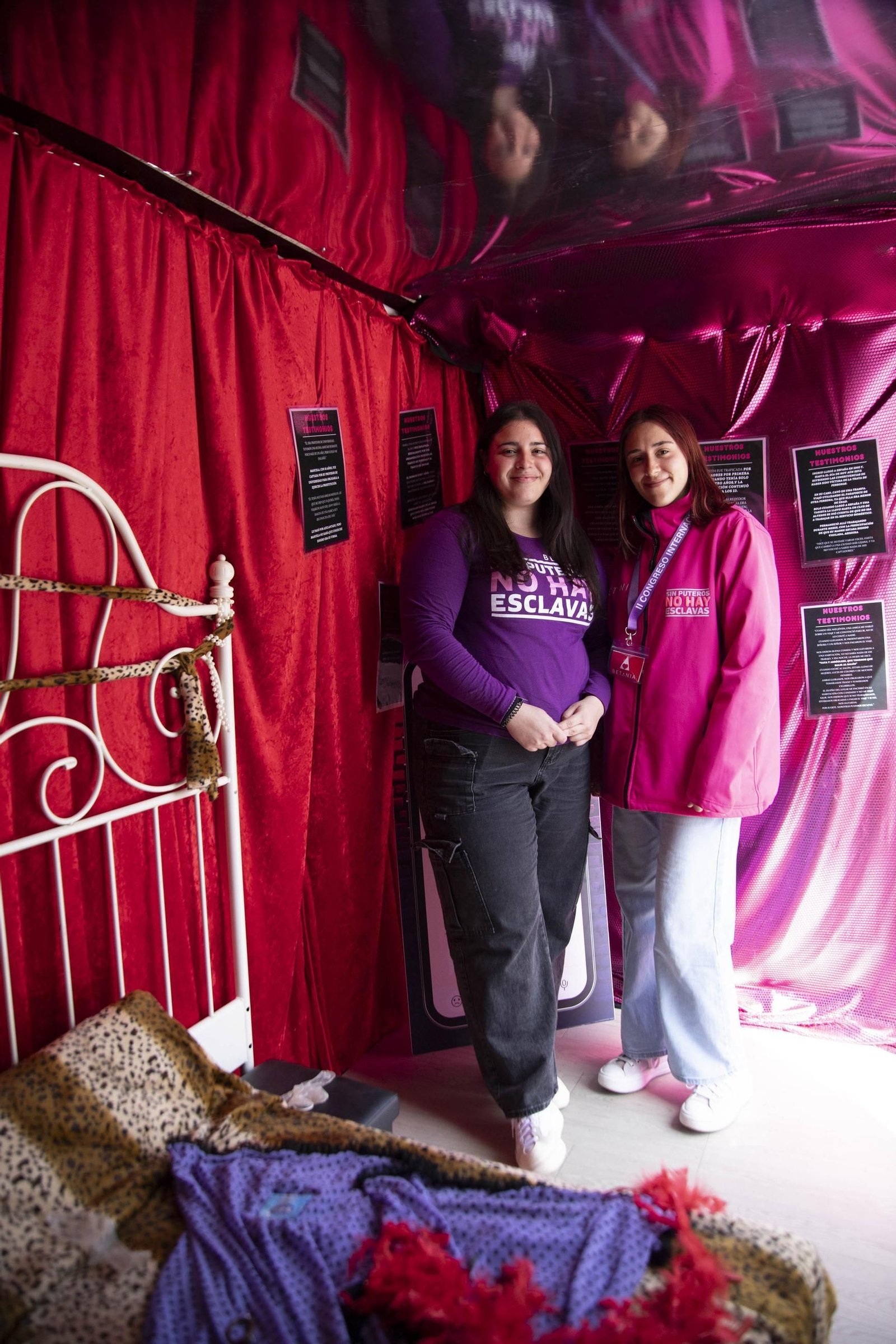 Sensibilización sobre la trata de mujeres en el IES Maestro Padilla de Almería, en imágenes