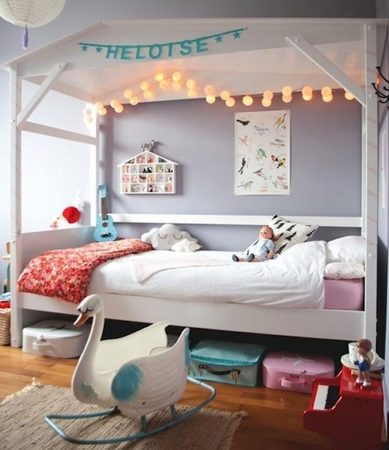 Detalle luminoso en una habitación infantil.