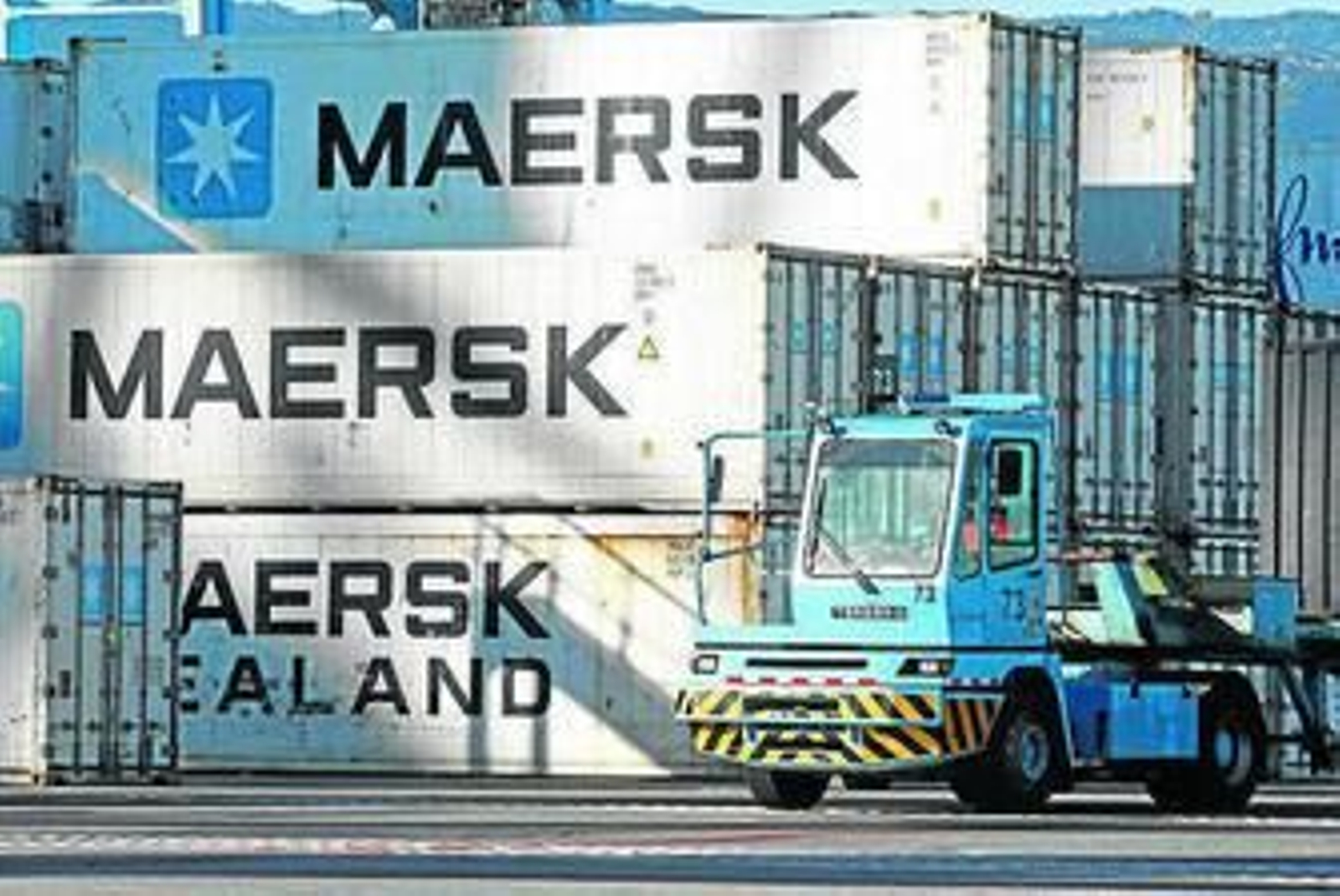 Un portuario circula por el patio de APM Terminals.