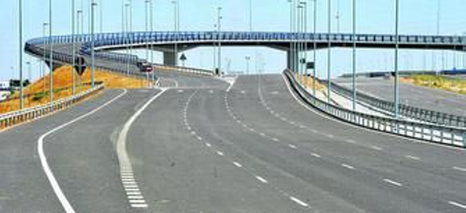 Uno de los pasos elevados del nuevo tramo de la SE-40 que conecta con la A-92 a la altura de Alcalá.