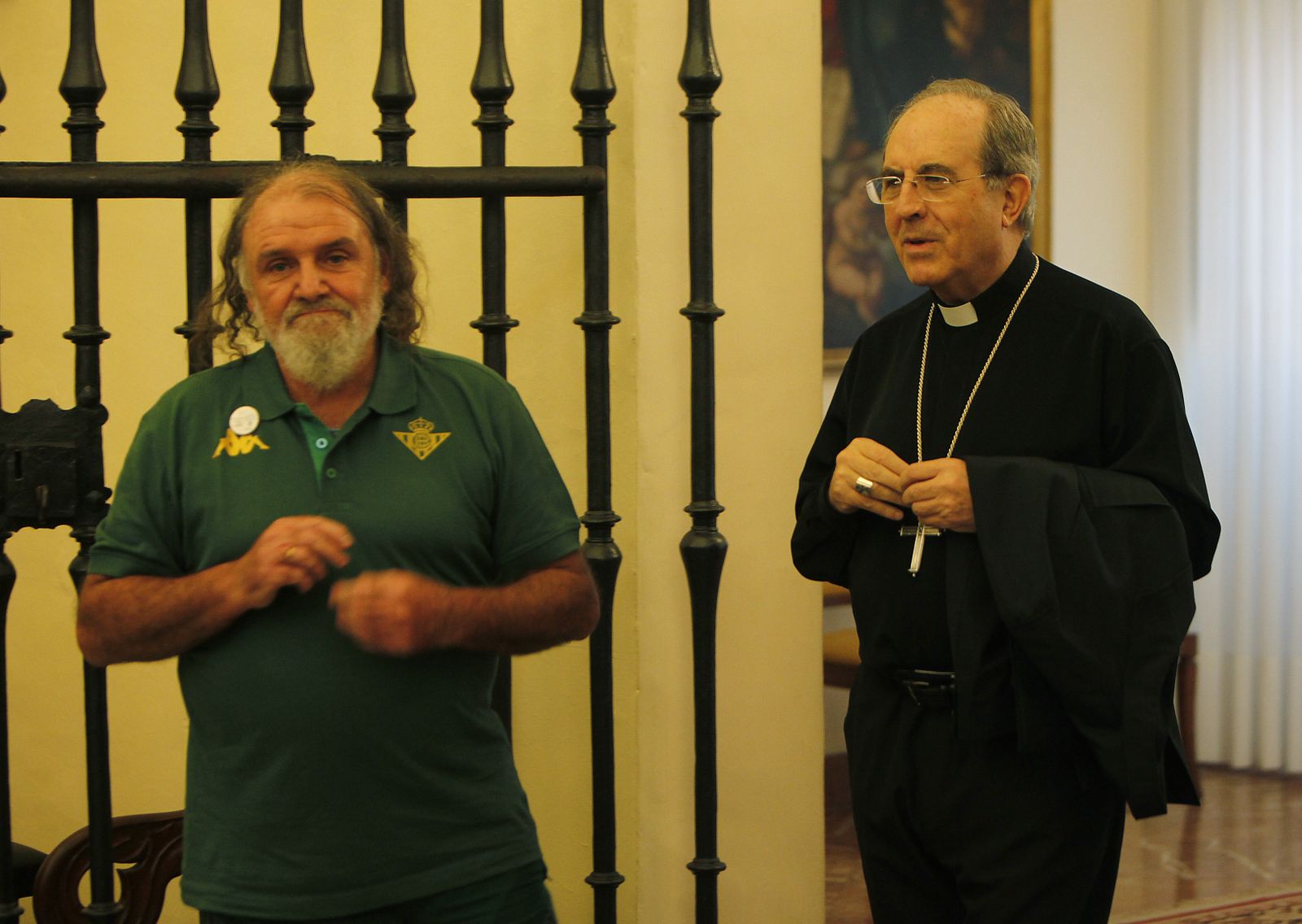 Jorge Morillo, con Juan José Asenjo junto a la capilla del Palacio Arzobispal.