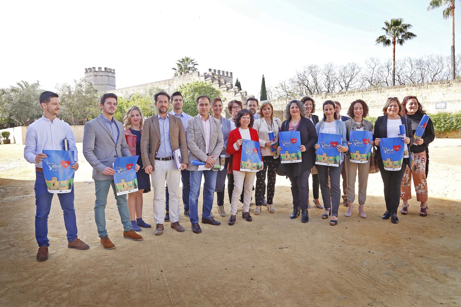 Carmen Collado posa ayer en el Alcázar con representantes de las firmas colaboradoras.