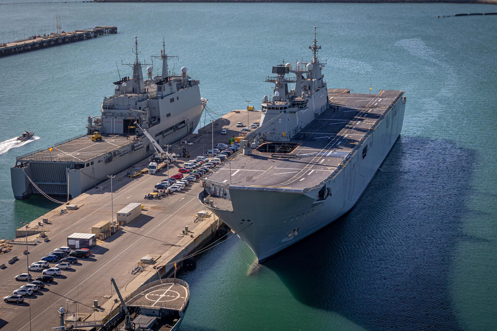 Imágenes del vuelo de despedida de los 'Sea King'  de la Quinta Escuadrilla de la FLOAN de la Armada por la Bahía de Cádiz