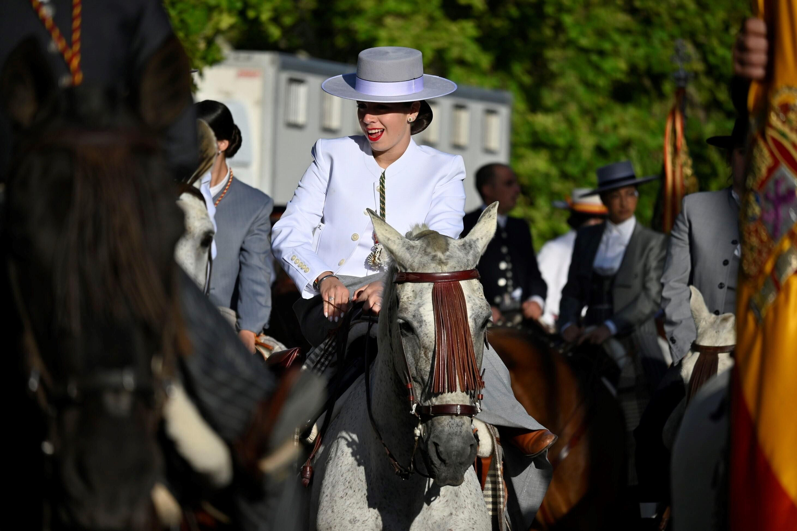 Imágenes de los peregrinos de la Hermandad de Emigrantes en su salida por las calles de Huelva