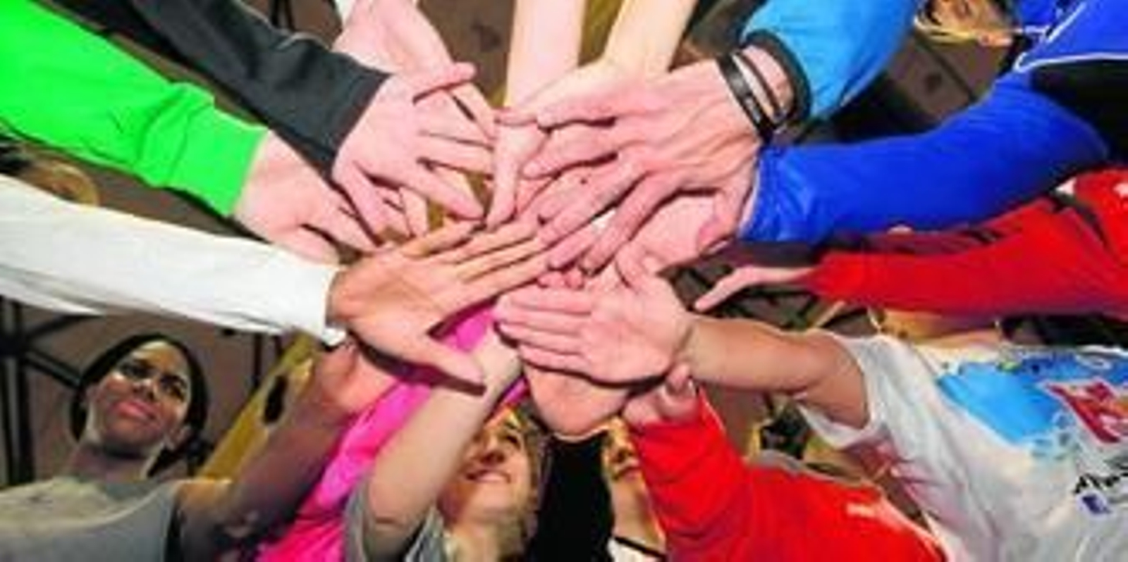 Las jugadoras del Conquero Huelva Wagen estrechan sus manos poco antes del comenzar la sesión de trabajo de ayer en el Andrés Estrada. El equipo, unido, va a por la Copa.