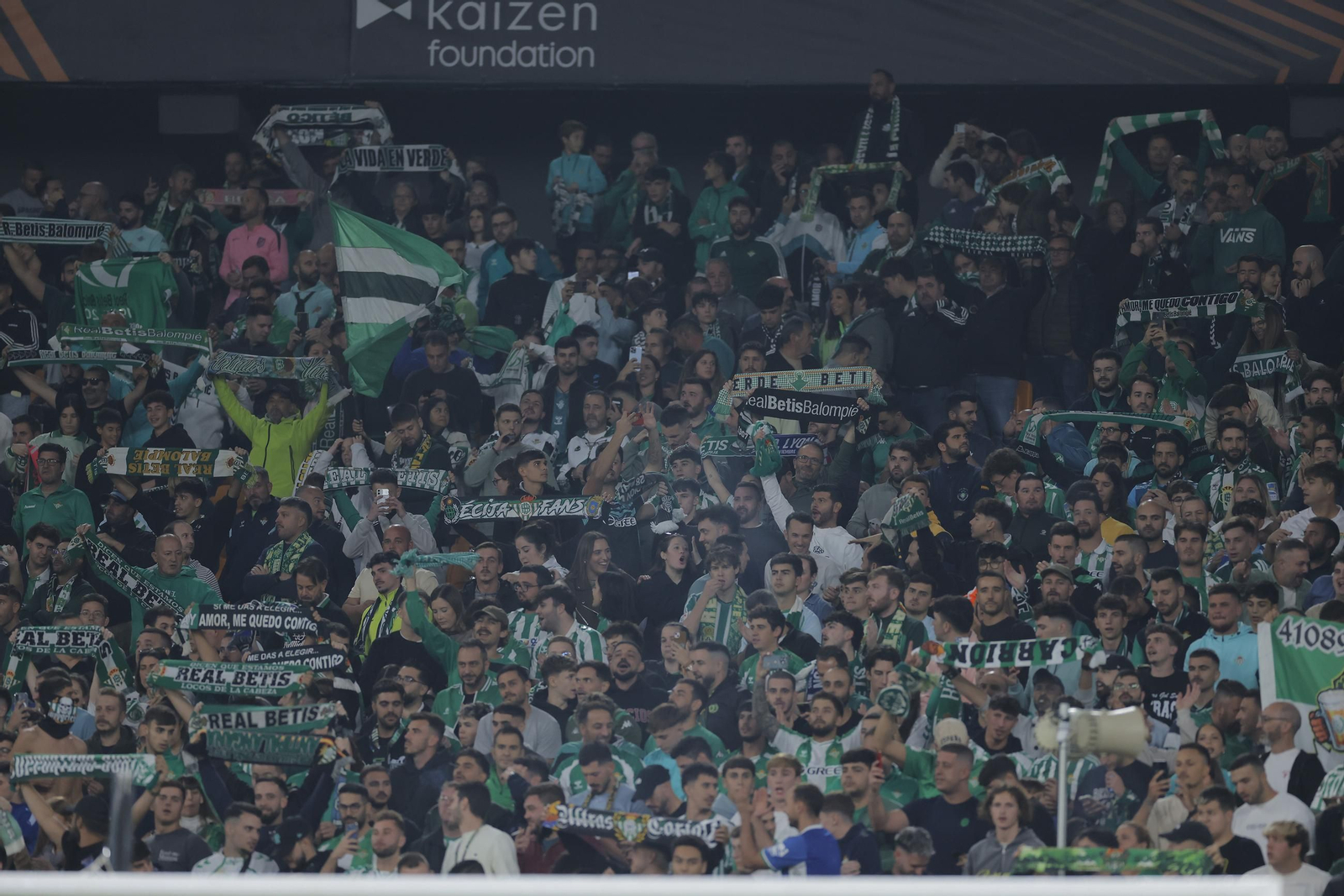 Búscate en las fotos del Betis - Olympique Lyonnais