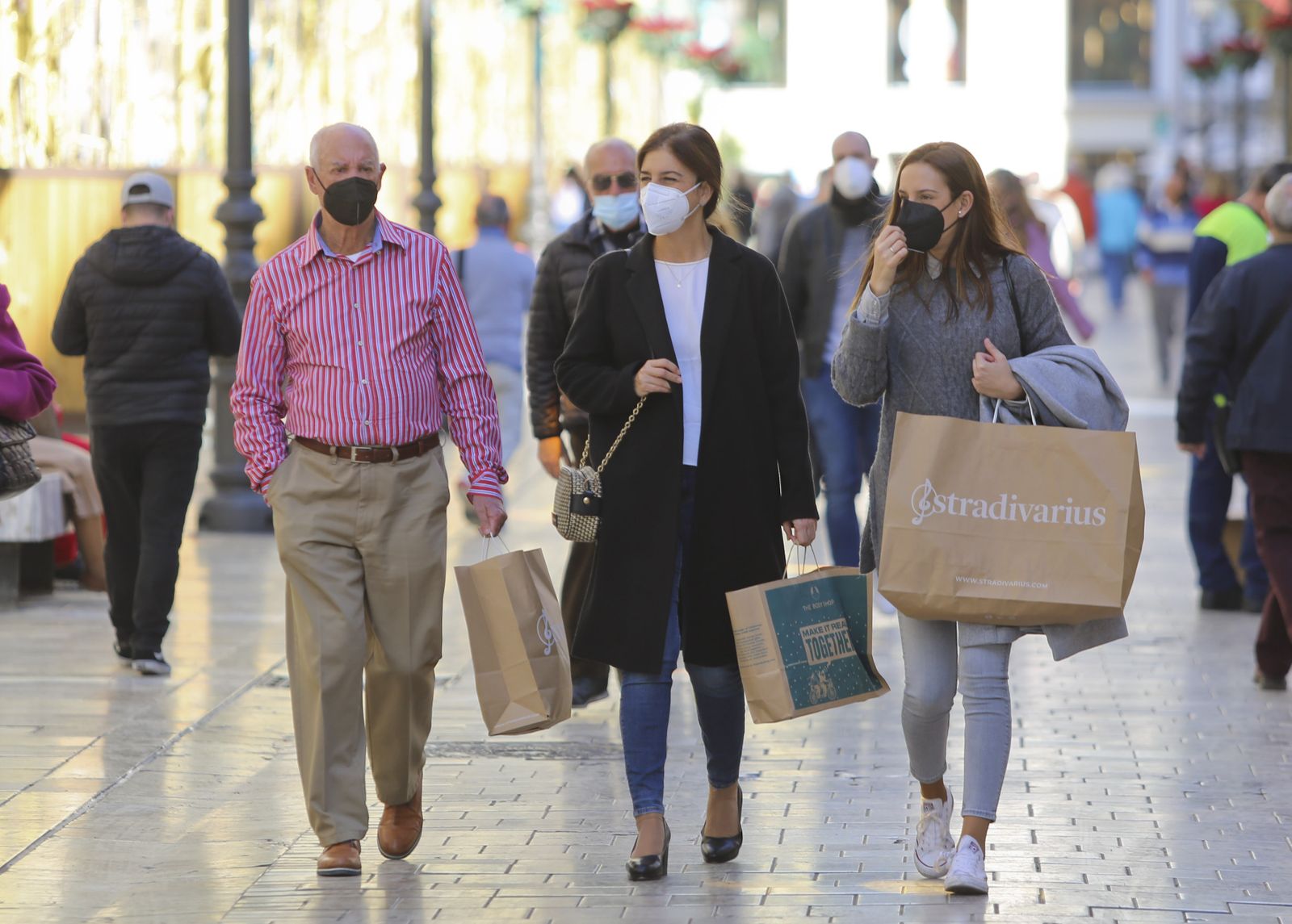 Varias personas de compras, este miércoles, en el centro de Málaga.