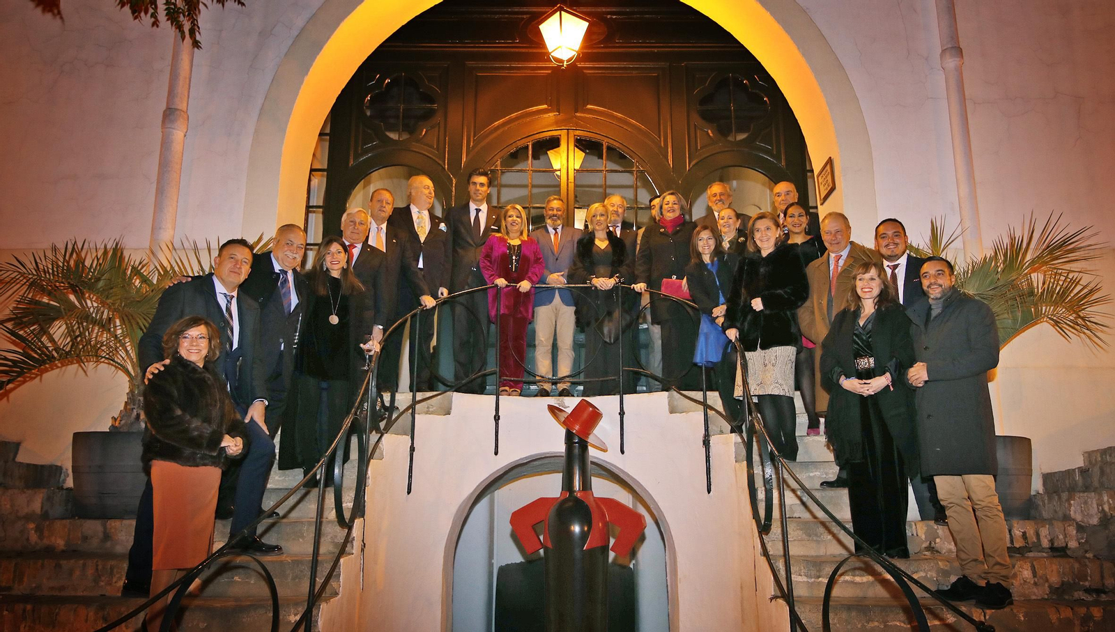 Tradicional posado de los Reyes Magos 2020 con los de anteriores ediciones en la escalera de la bodega.