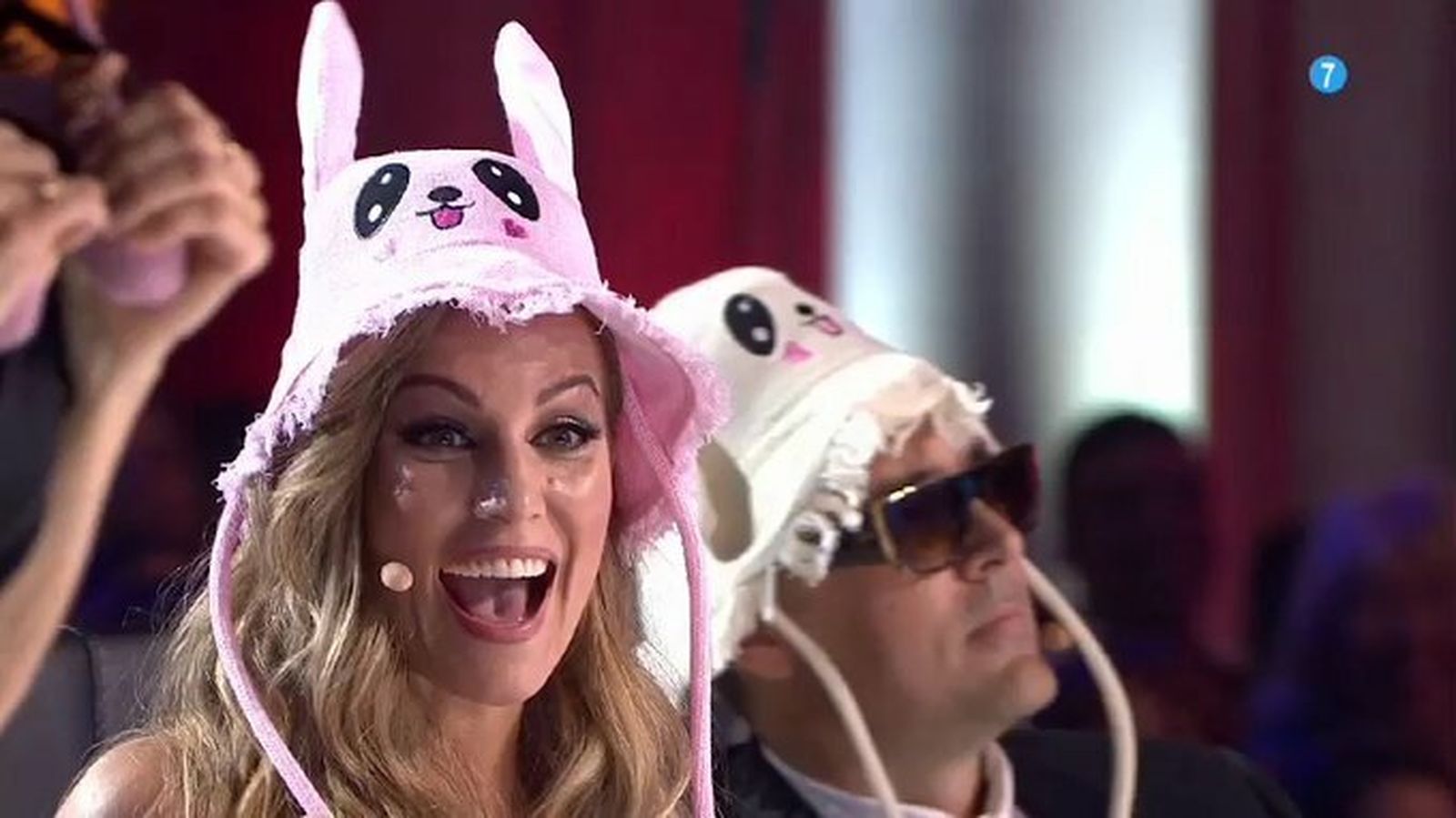 Edurne y Risto Mejide este lunes con sus gorros aplaudidores