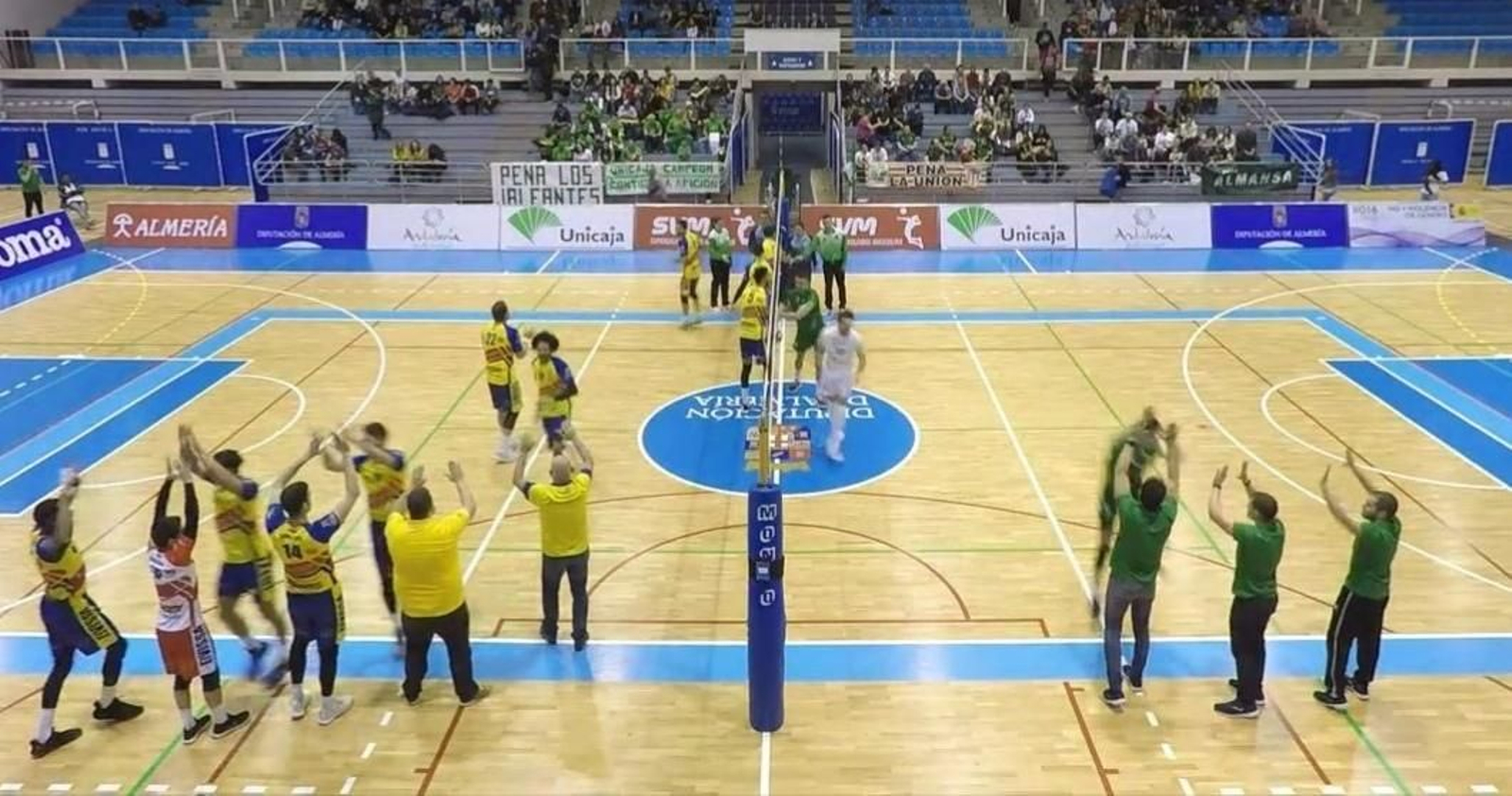 Ambos equipos se saludan antes de comenzar el duelo en el Moisés Ruiz.