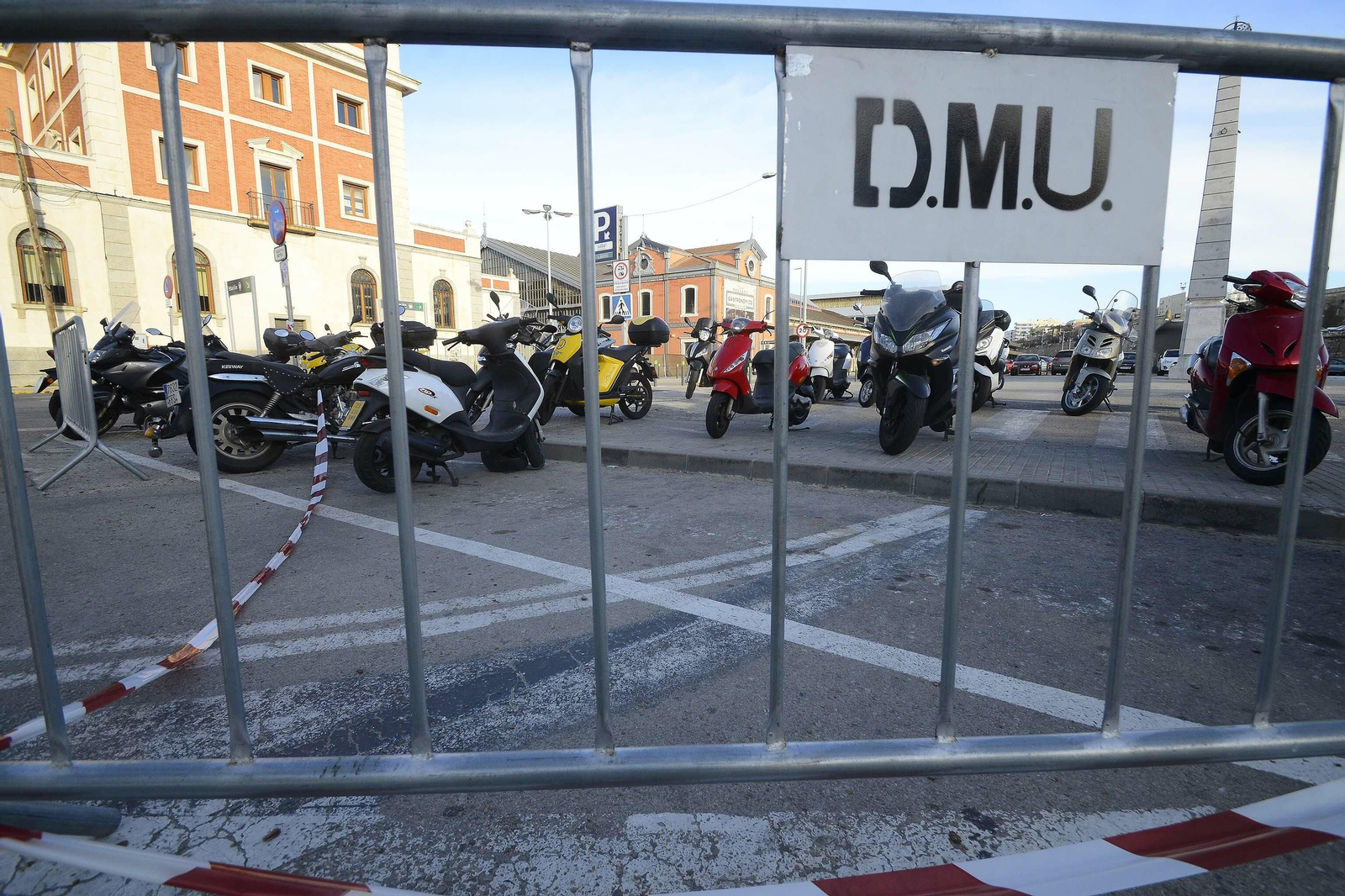 Vallas prohibiendo aparcar en el entorno de la Plaza de Sevilla.