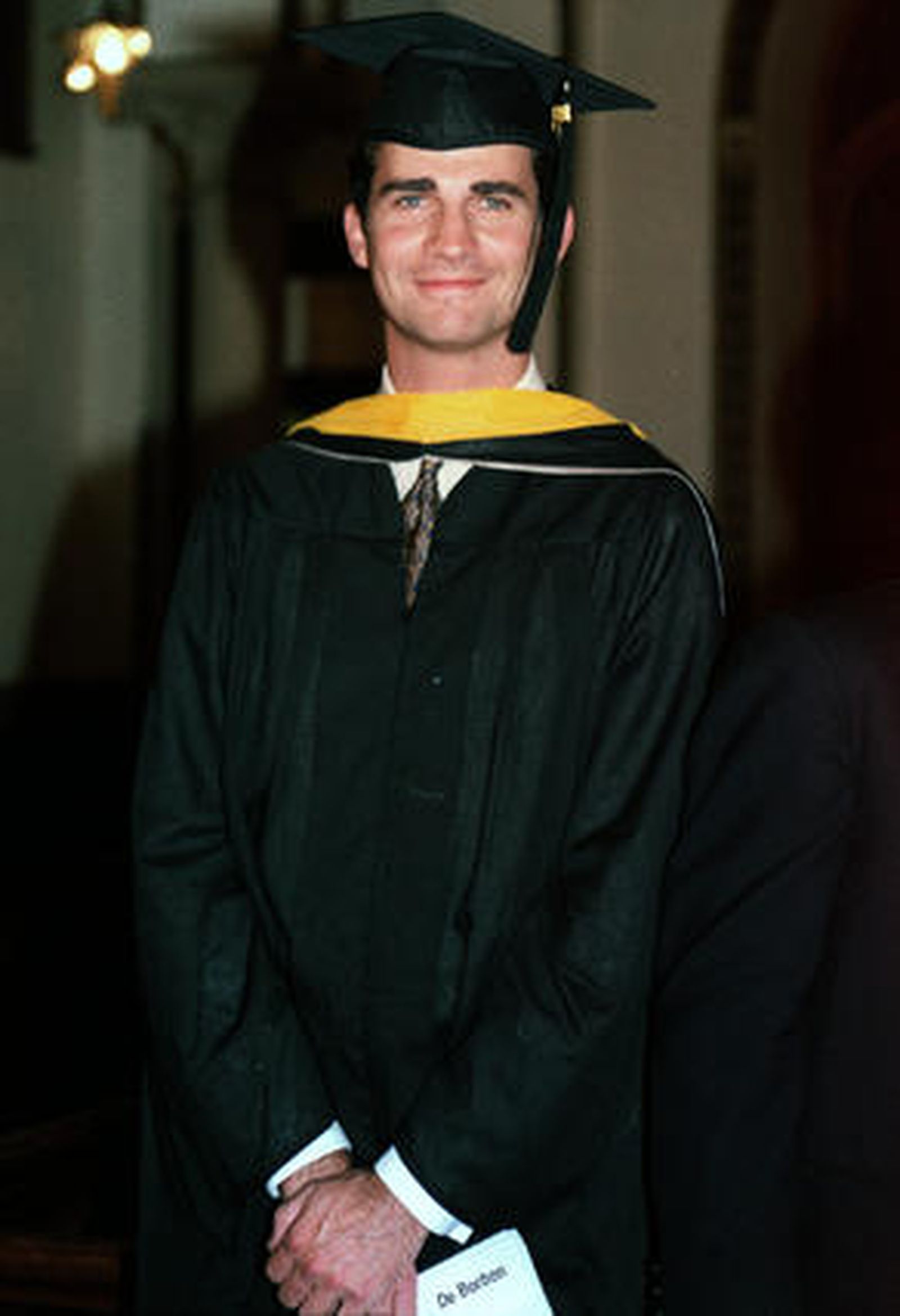 Imagen del príncipe tomada en mayo de 1995 en Washington tras recibir su master en Relaciones Internacionales finalizados sus dos cursos en la Universidad  de Georgetown. / Efe