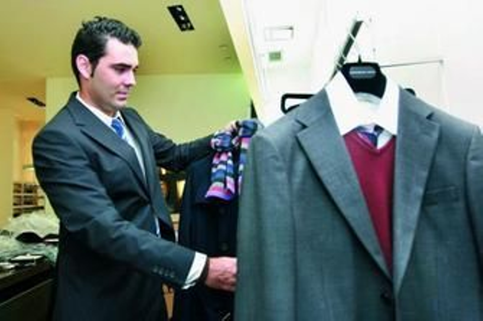 El encargado de Purificación García, Josué Rincón, coloca la ropa de la nueva temporada.