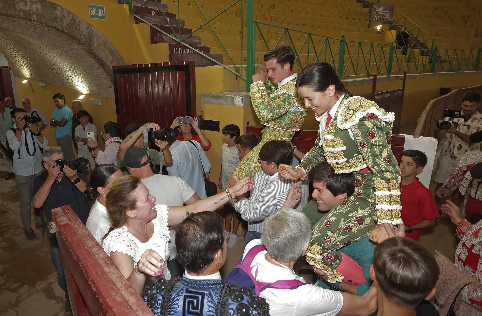 Fotos de la novillada mixta con picadores del sábado de la Feria de La Línea: Ignacio Candelas, Miriam Cabas y Juan Jesús Rodríguez
