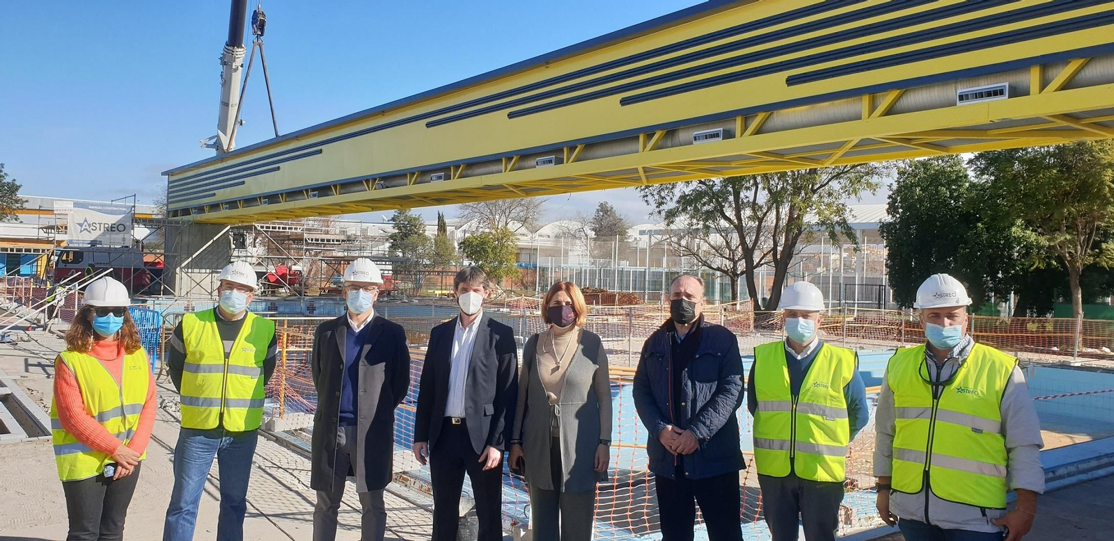 Un momento de la colocación de la viga central de la cubierta del Centro Deportivo Torreblanca