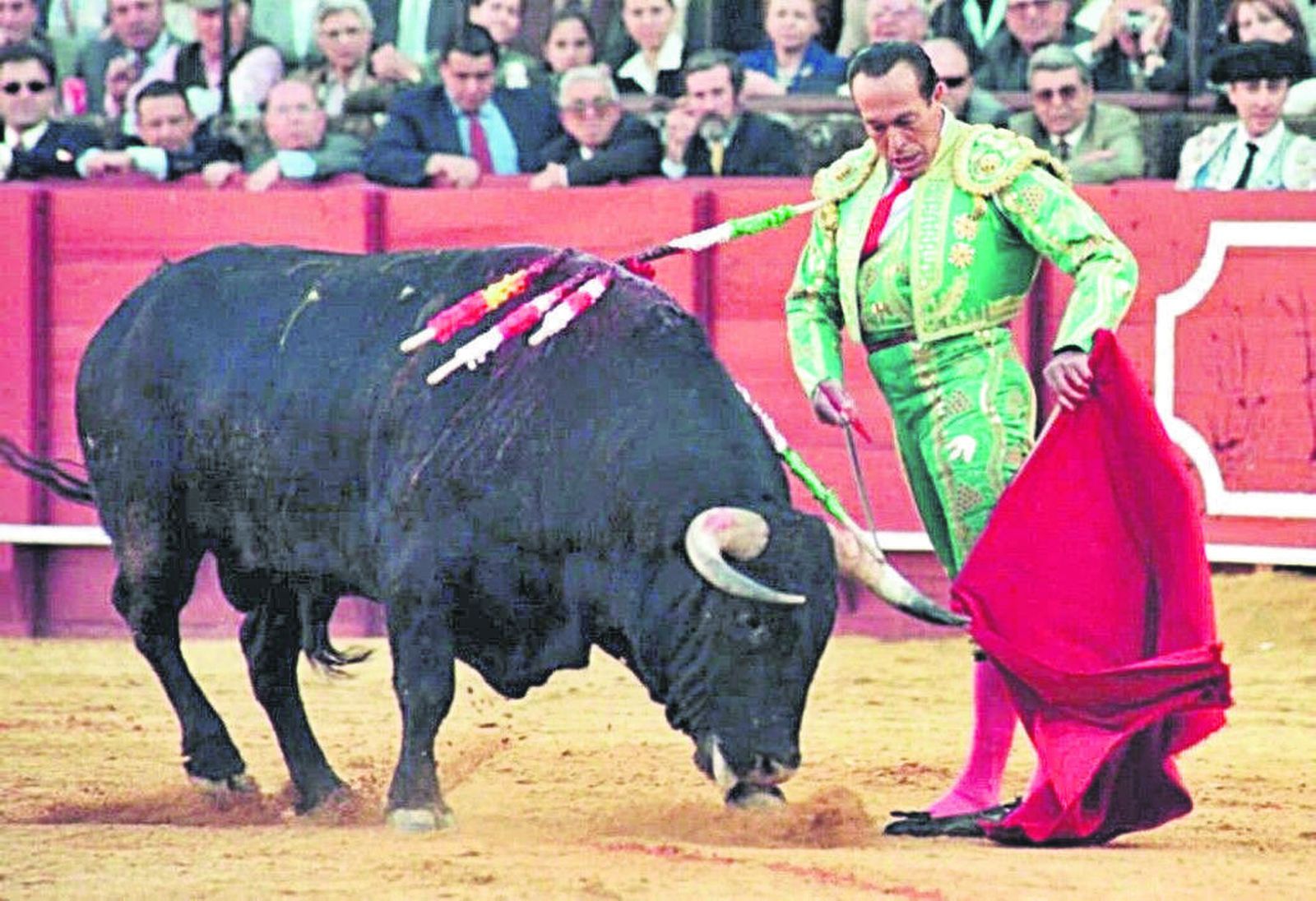 Particularísimo remate de faena de Curro Romero al toro al que le cortó las dos orejas en 1999