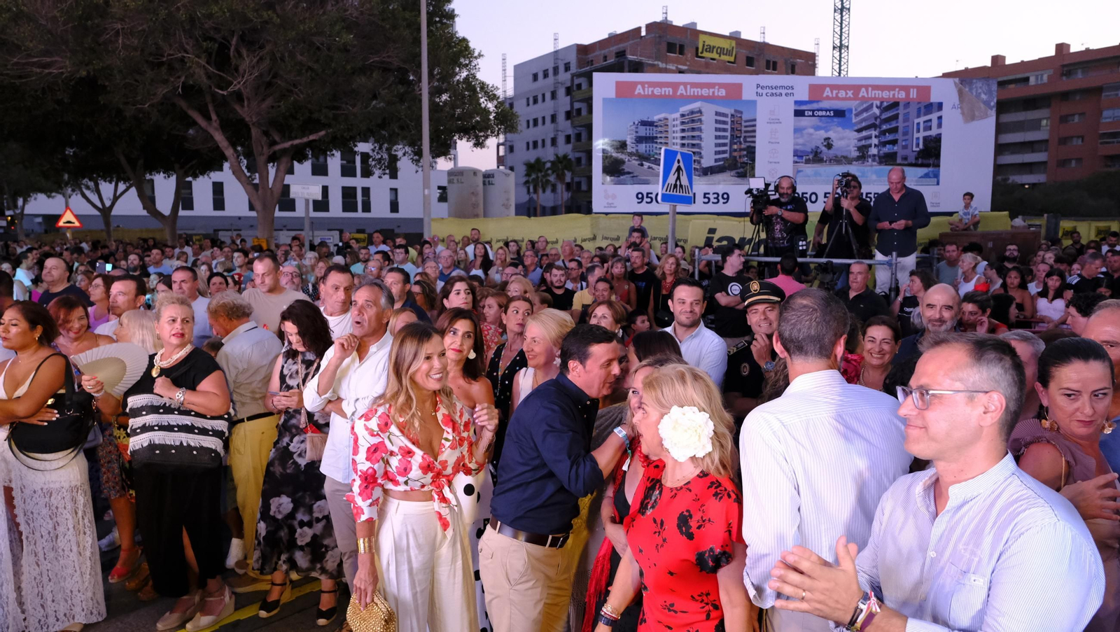 El pregón de la Feria de Almería 2025 y el encendido de la portada, en imágenes