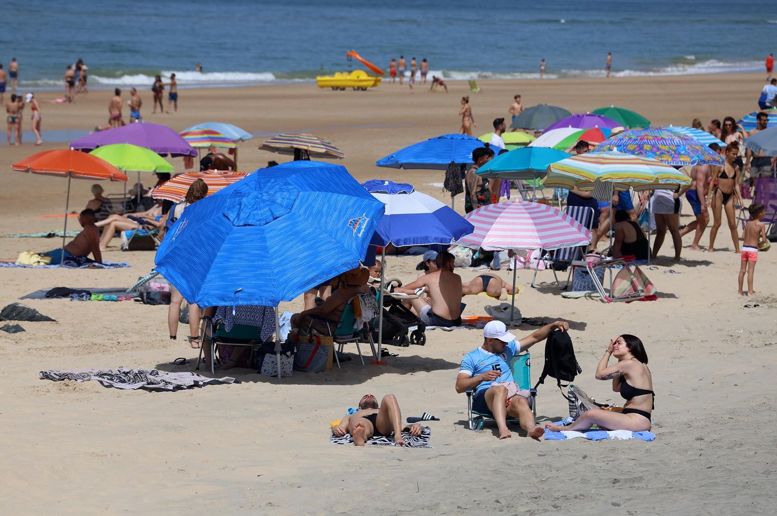 Imágenes del ambiente en las playas de Matalascañas, La Bota y Mazagón durante la mañana del domingo