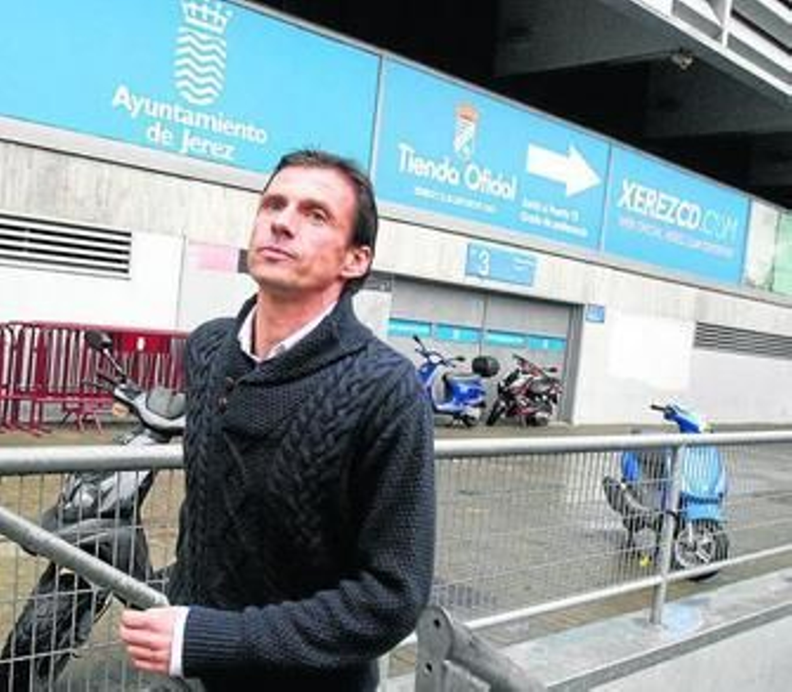 Ziganda sale de Chapín en la tarde de ayer, tras ofrecer su rueda de prensa.