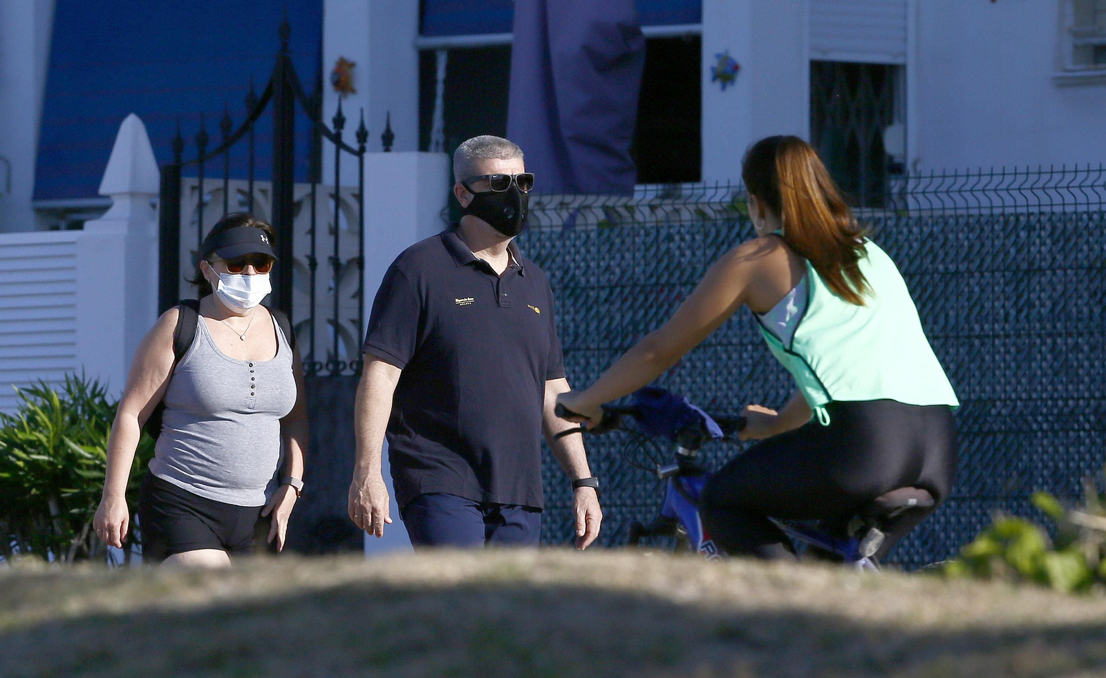 Runners y ciclistas salen al atardecer, en fotos