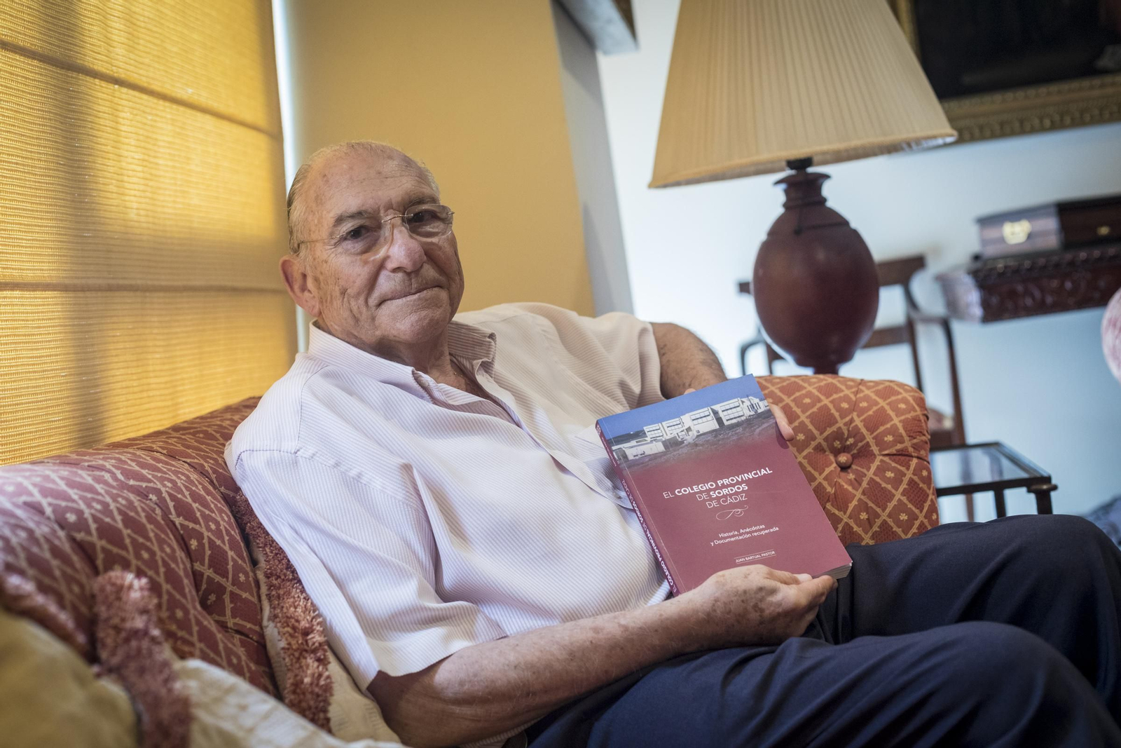 Juan Bartual con su libro en la hemeroteca de 'Diario de Cádiz'.