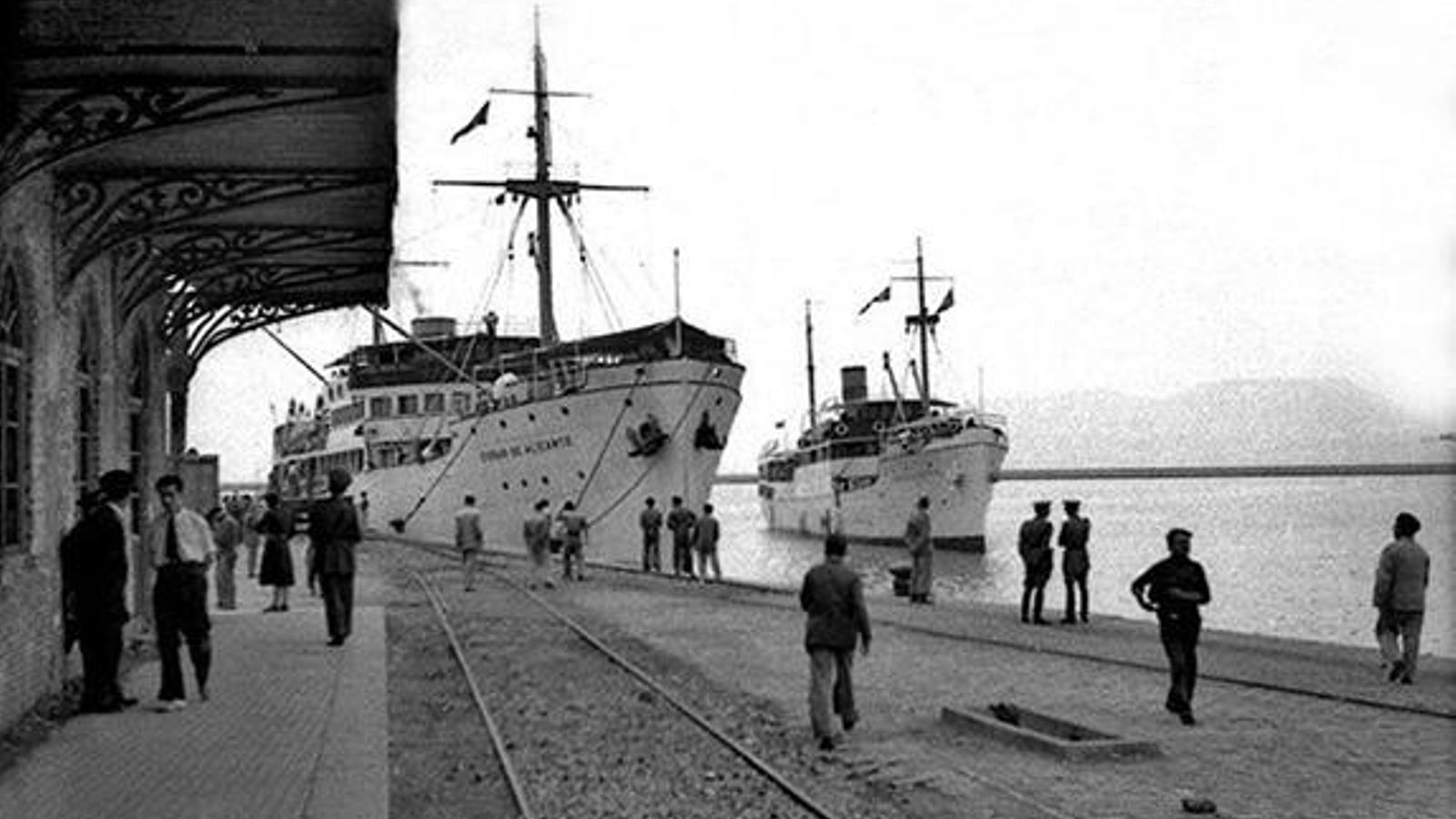 El trasbordador 'Ciudad de Alicante' atracado en el muelle de la Galera antes de construirse la primera plataforma móvil para coches en el puerto de Algeciras en 1951