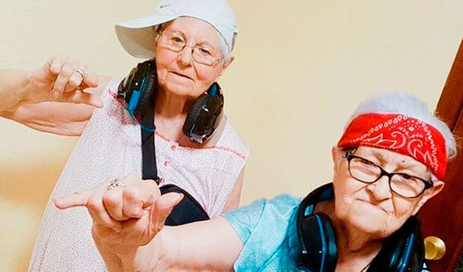 'Las abuelas tiktokeras', en uno de sus vídeos virales.