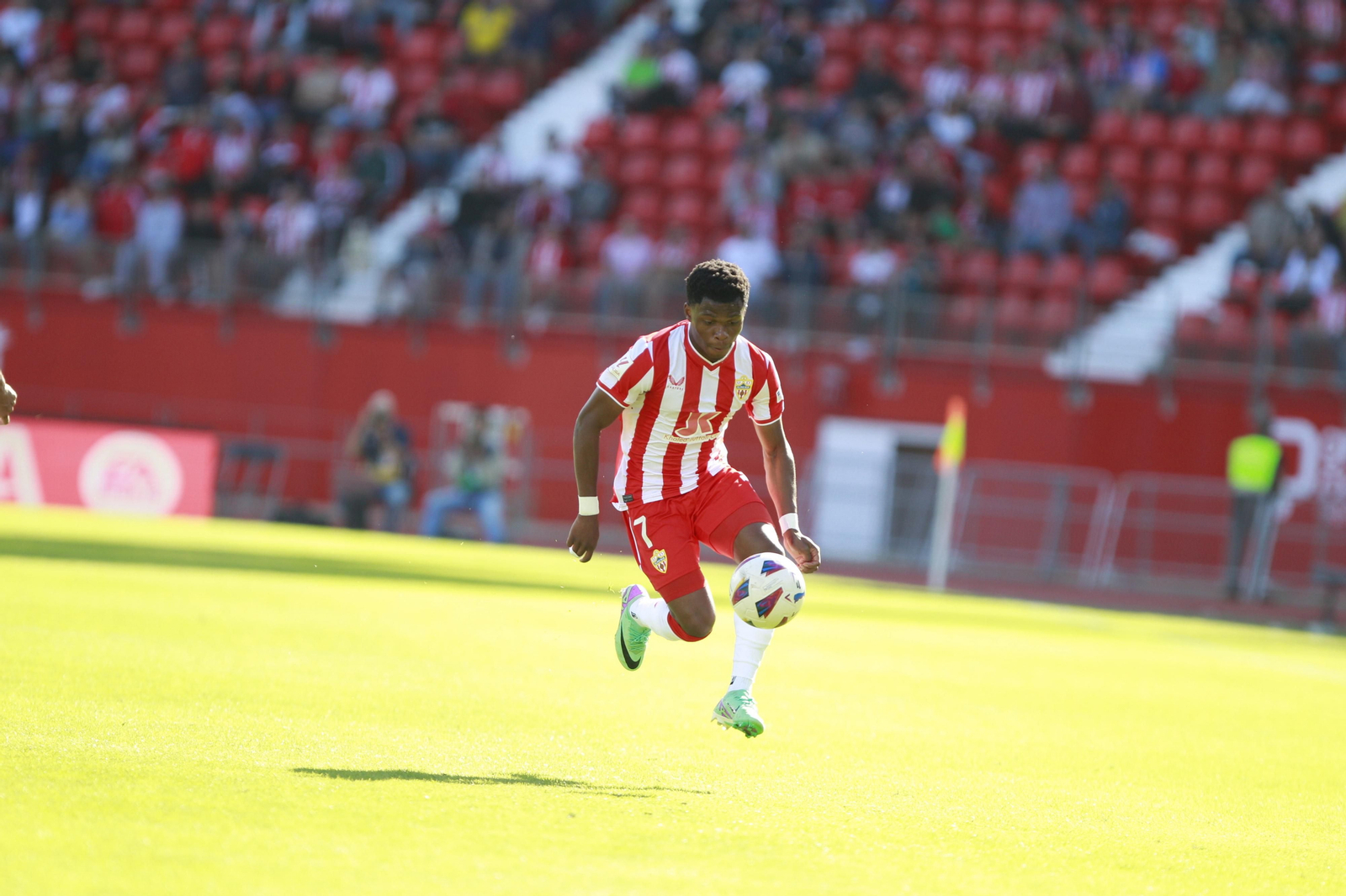 Largie Ramazani en una cabalgada en el duelo contra Las Palmas