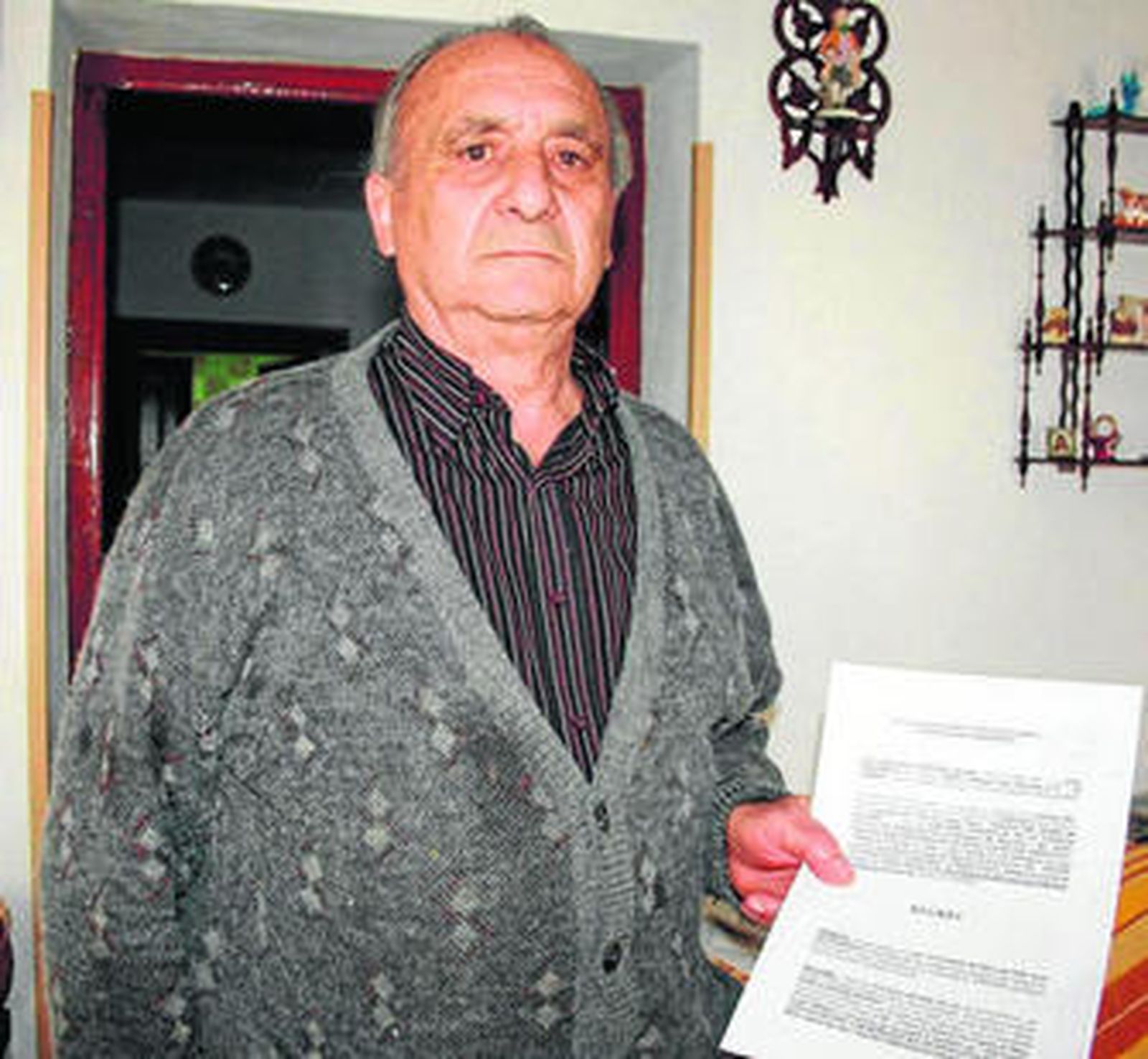 Cristóbal González, con la denuncia, en su domicilio.