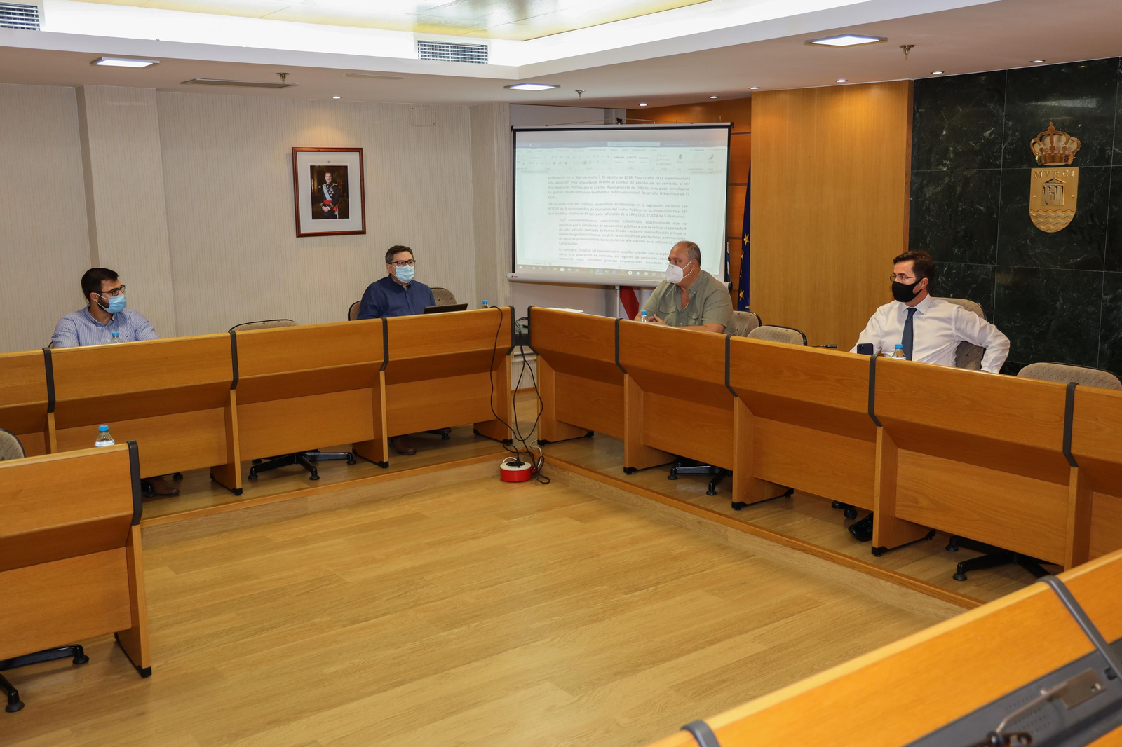 Reunión de la empresa pública DUE.