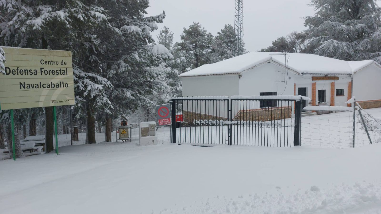 Postales de invierno: la nieve cubre Segura de la Sierra, el pueblo con el castillo más alto de Jaén, en imágenes