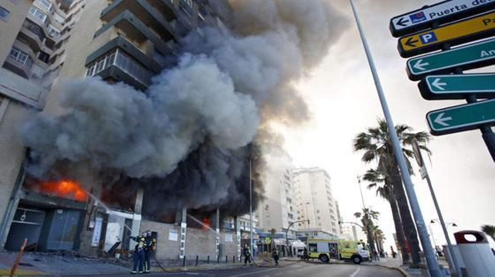 Espectacular incendio en un edificio de la calle Brasil. /Jesús Marín