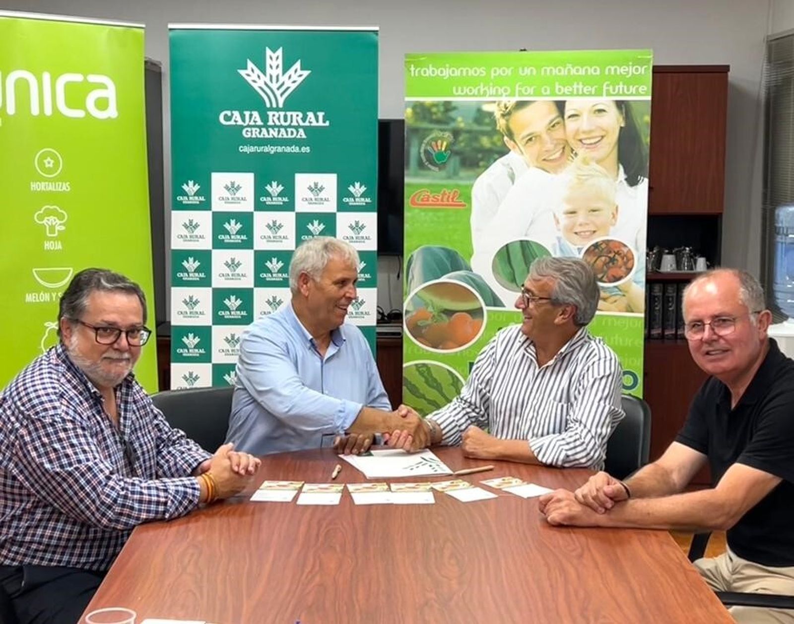 Imagen de la firma del acuerdo entre El Grupo y Caja Rural de Granada