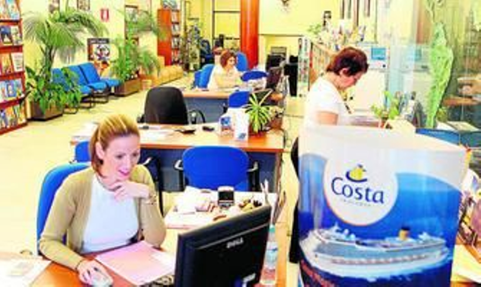 Agentes trabajando en la oficina de la compañía Viajes Aerosur en Huelva.