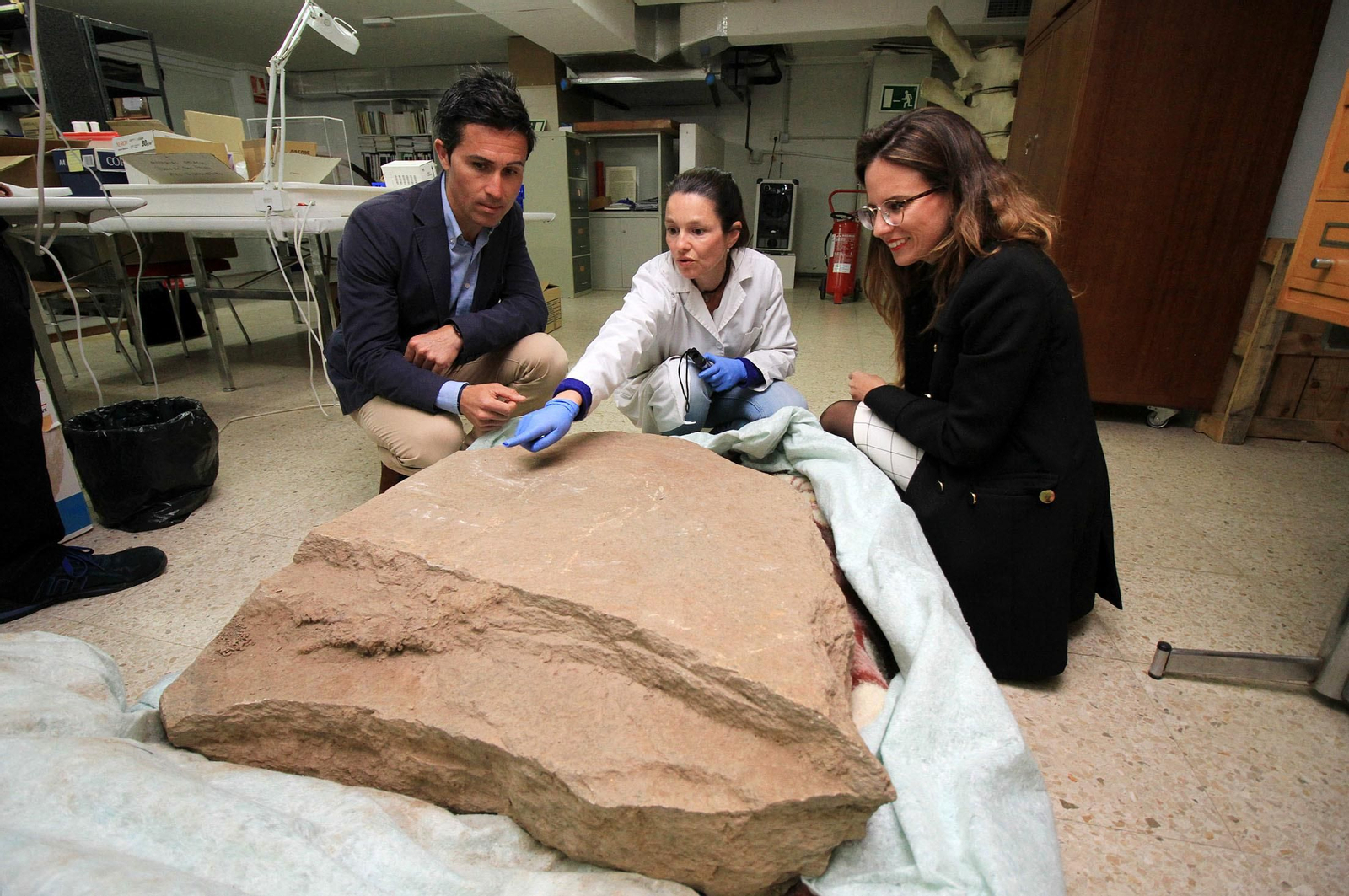 Imágenes de la llegada al museo de Huelva de la estela de cerca de 5.000 años de antigüedad hallada en Cañaveral de León