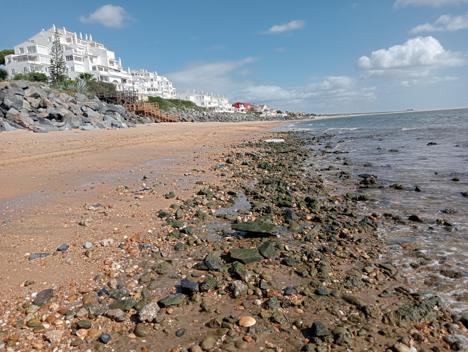 Imágenes de la playa de El Portil tras el temporal de viento y lluvia de ayer en Huelva
