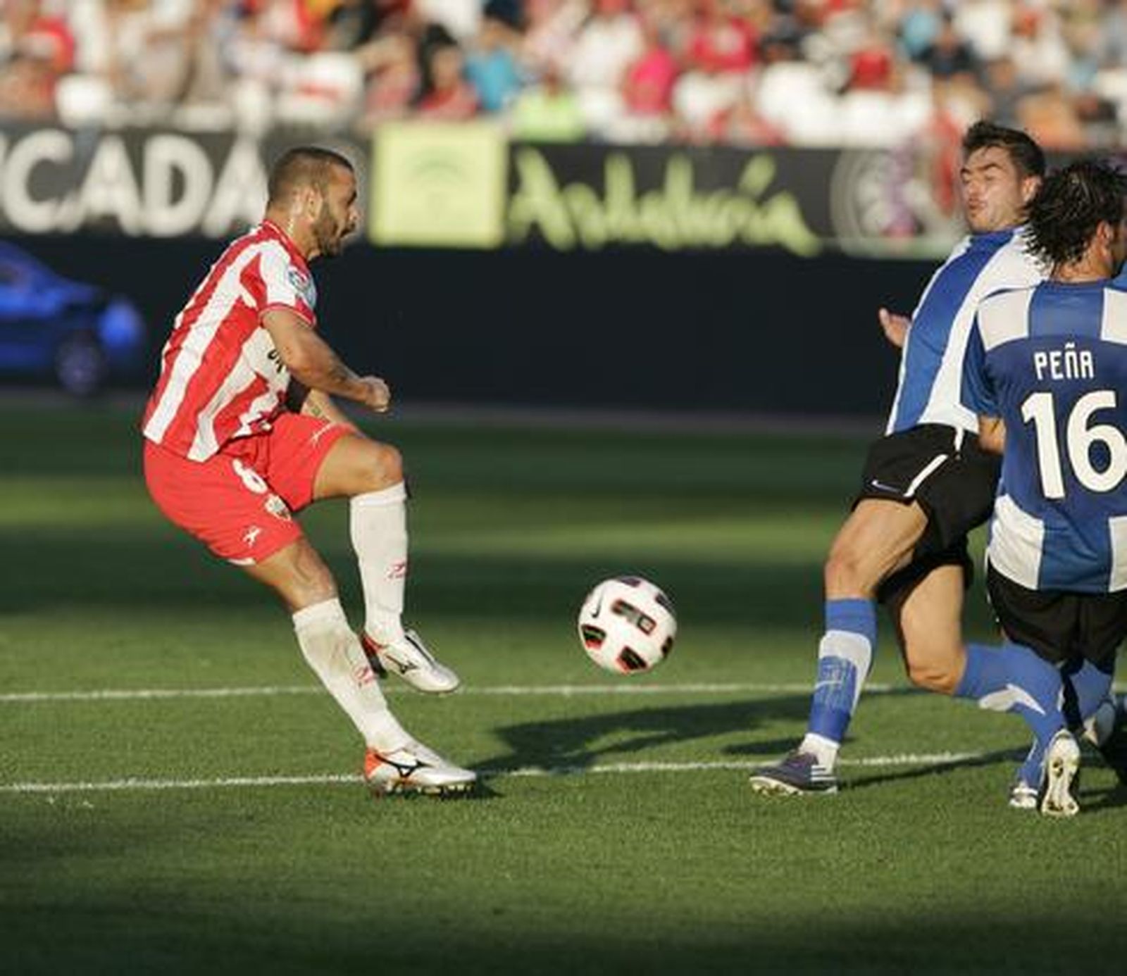 El Almería empata en casa 1-1 ante el Hércules. / Javier Alonso
