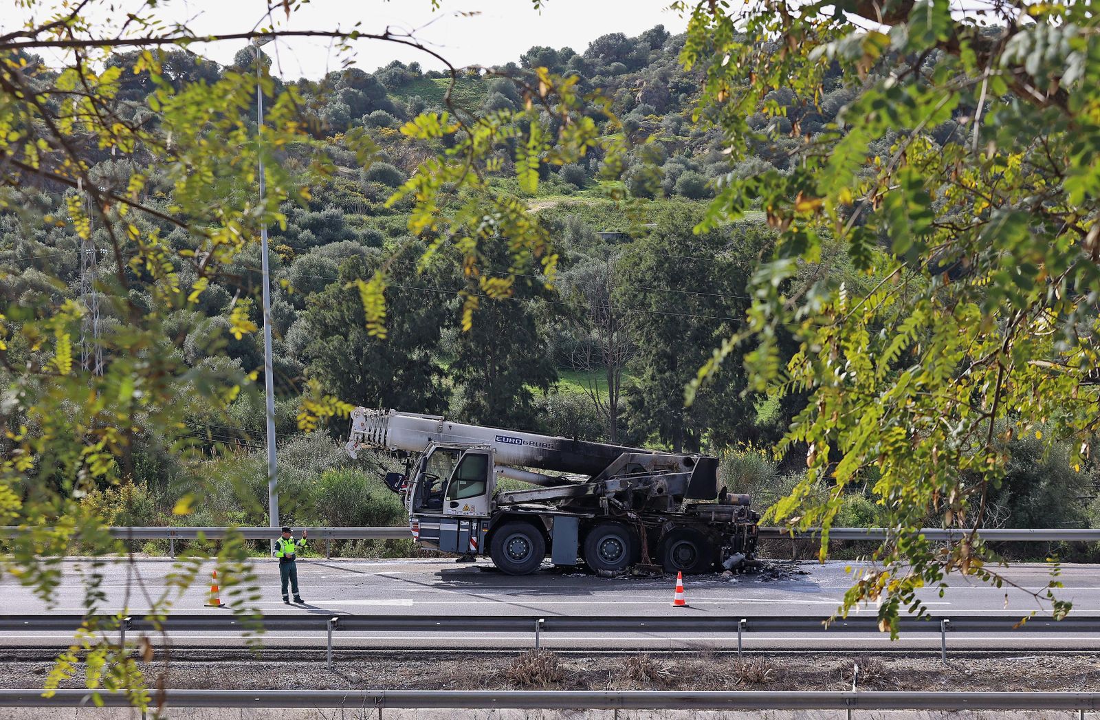 Imágenes del incendio de la grúa que colapsa de nuevo la A7