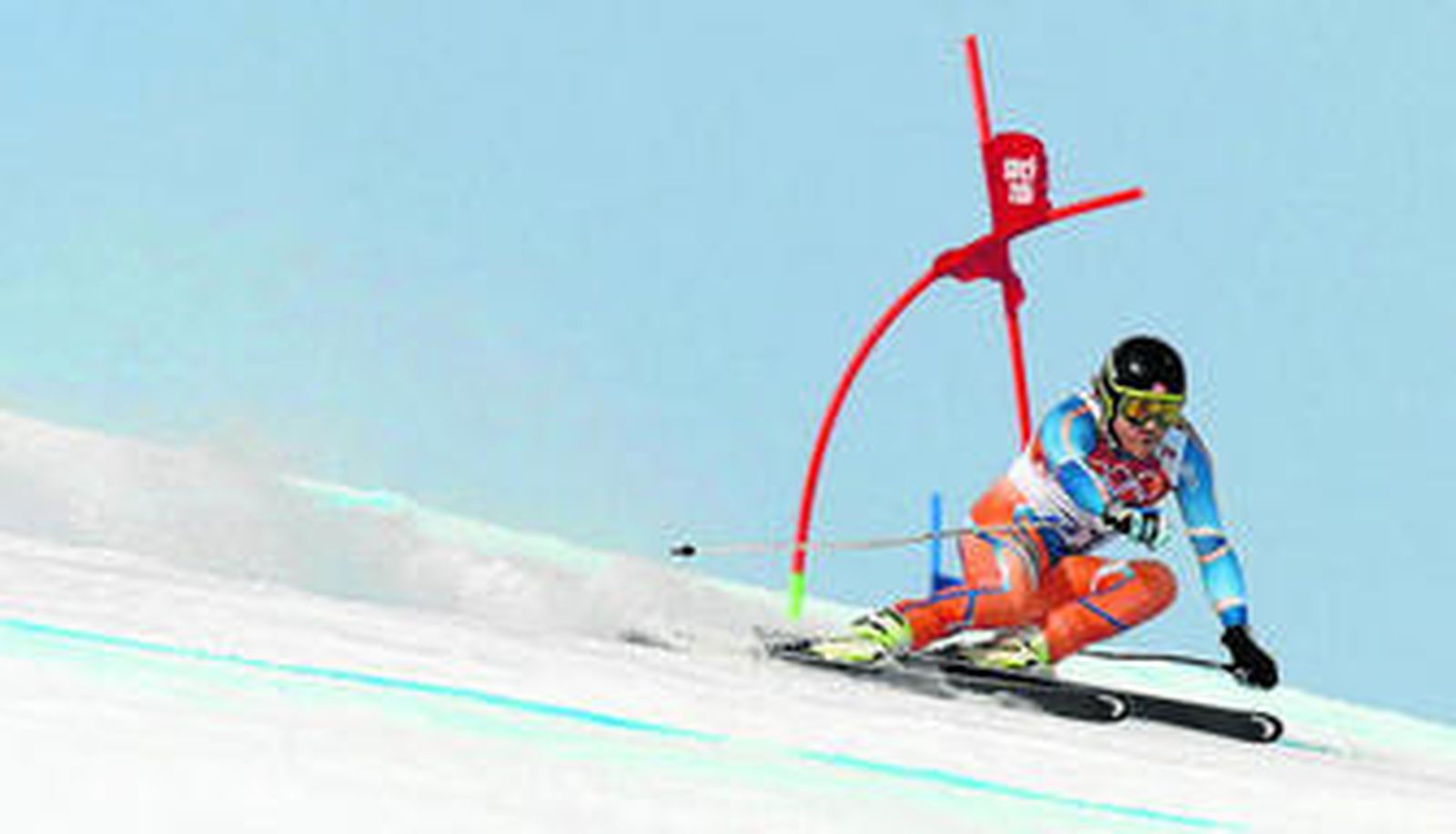 Kjetil Jansrud evita un obstáculo a plena velocidad durante el supergigante que le dio el oro.