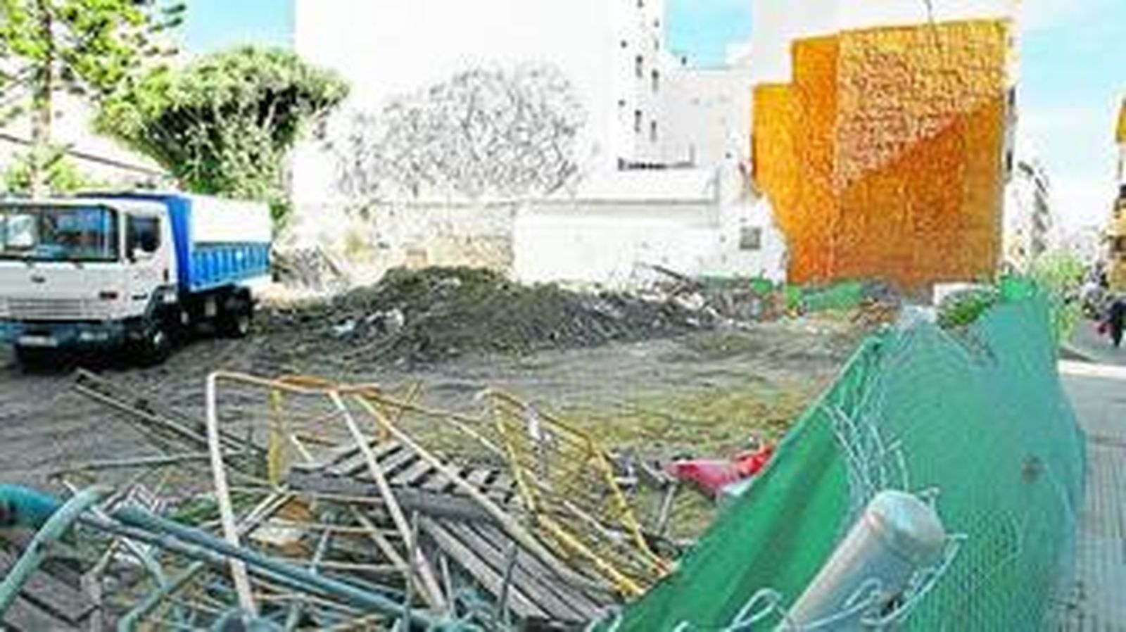 Imagen del solar que va a salir a subasta en la avenida Duque de Nájera.