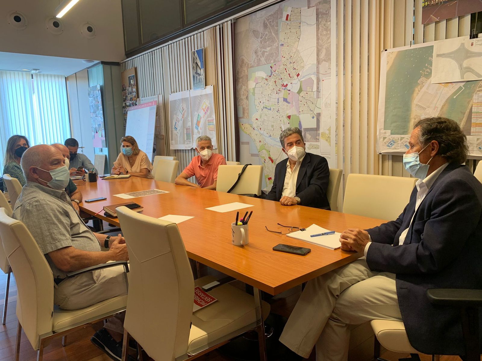 Reciente reunión celebrada por representantes de la comunidad de propietarios y responsables municipales.