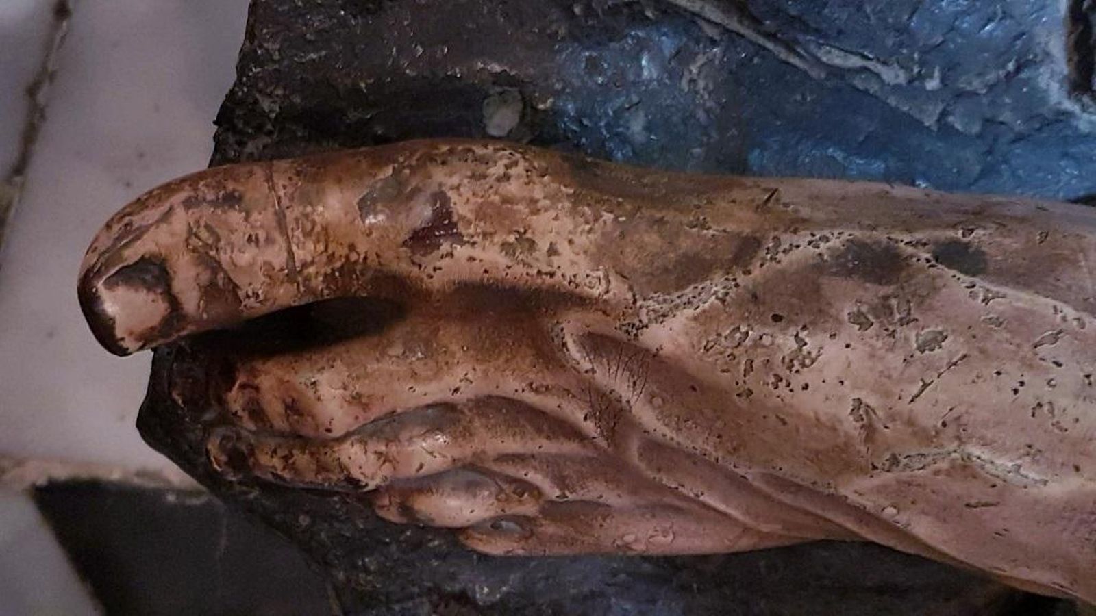 Pie del Cristo de la Humildad que queda al aire al haberse cortado la peña en algún momento de la historia.