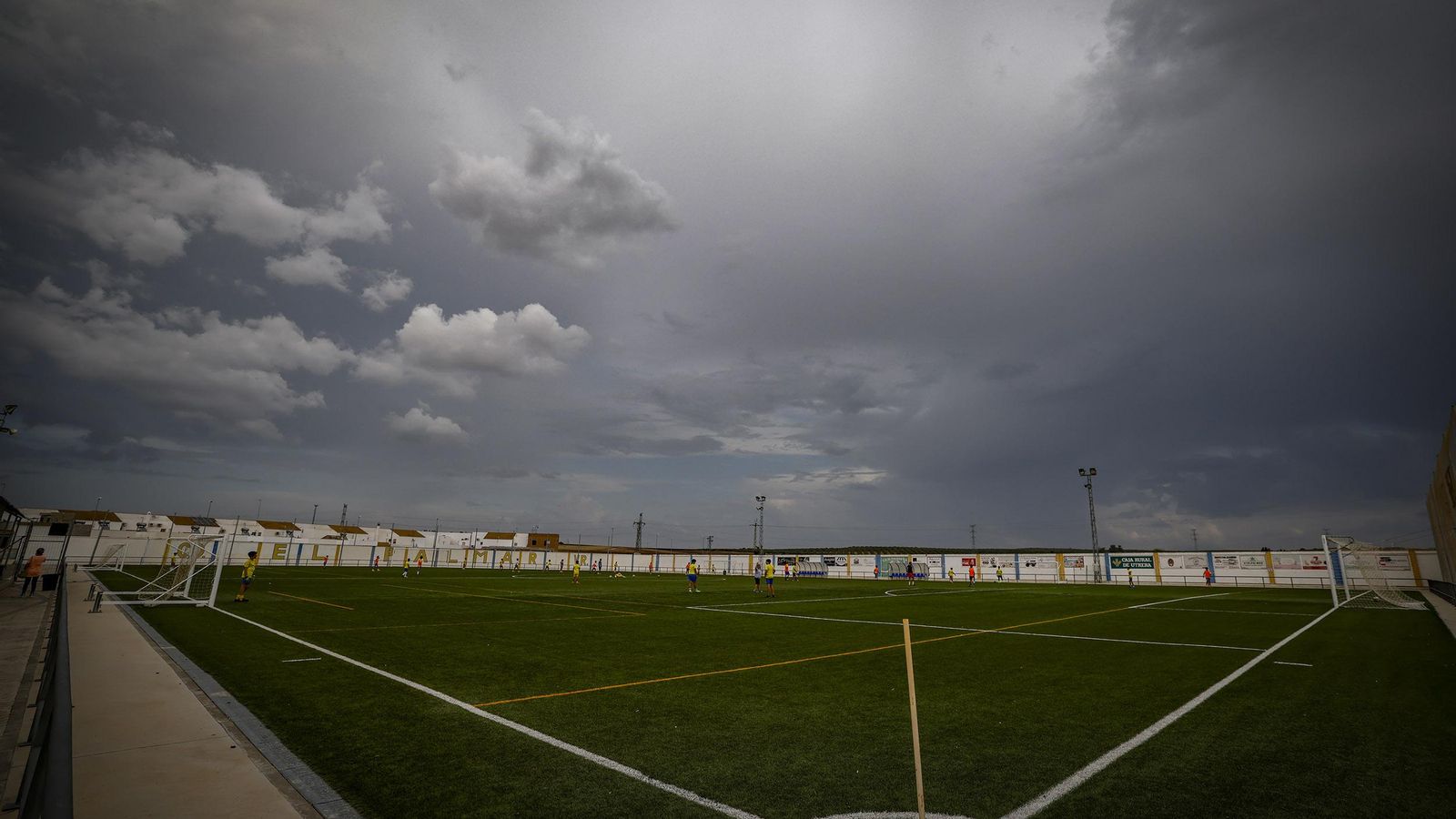Entrentamiento de un equipo de fútbol en El Palmar de Troya.