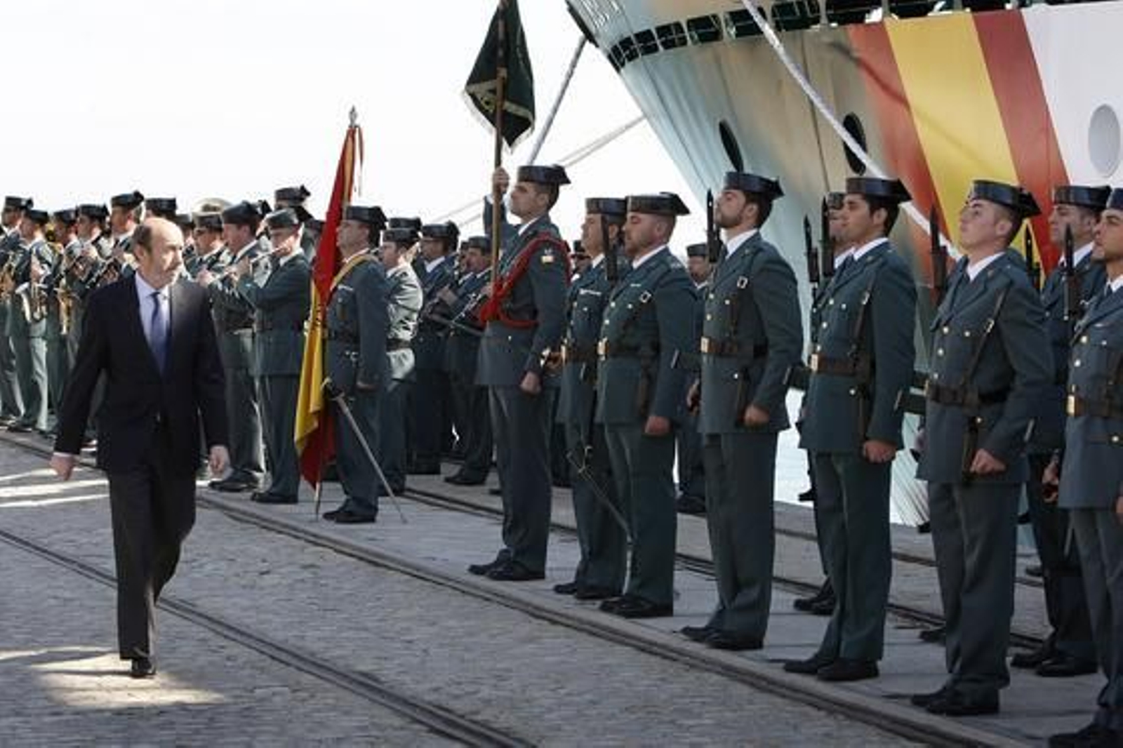 El vicepresidente primero del Gobierno y ministro del Interior, Alfredo Pérez Rubalcaba, ha presentado la patrullera 'Río Segura' "buque insignia" del Servicio Marítimo de la Guardia Civil./José Braza

Foto: Jos?raza
