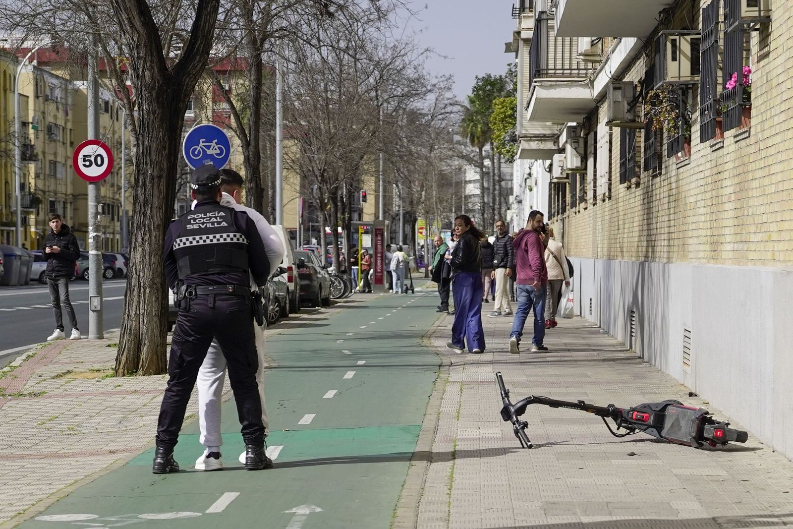 Primer día de multas a los patinetes de Sevilla, en imágenes
