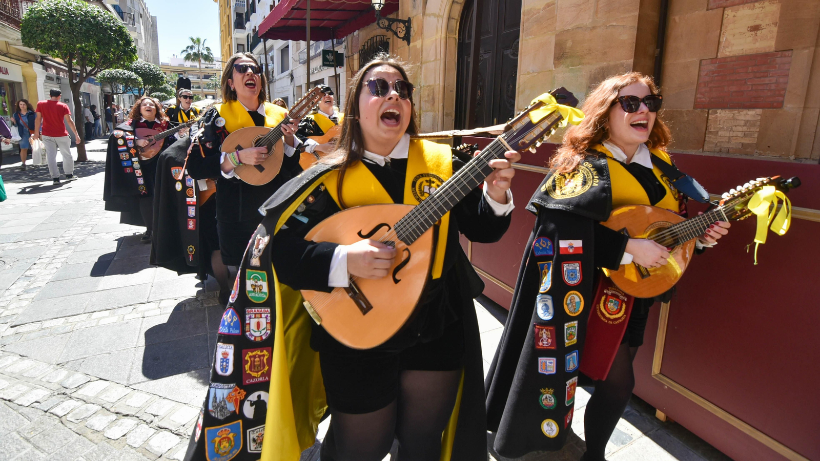 Pasacalles del X Certamen Internacional de Tunas Ciudad de Algeciras, este sábado.
